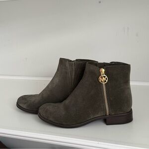 Size  6 color green Michael kors shoes